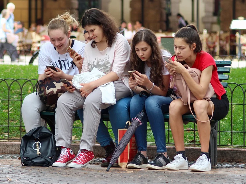 Teens on their phones using Cash App.